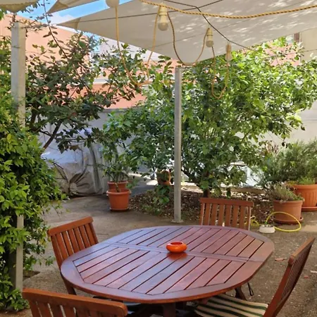 Casa Famigliare Con Giardino